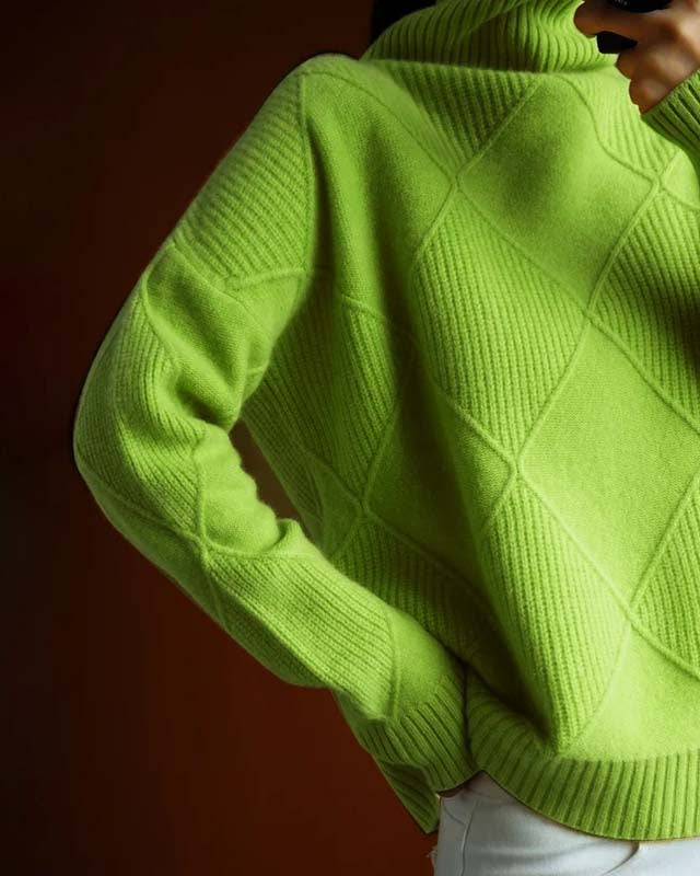 Denise – Elegant høyhalset genser med utsøkte detaljer